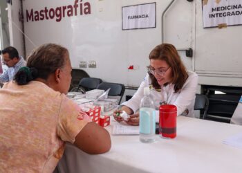 Gobernador hidalguense al tanto del funcionamiento del Centro de Salud de Zacualtipán