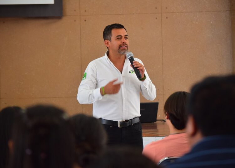 “Escalante se compromete a una legislación robusta para proteger el agua en diálogo con estudiantes del CEUMH”