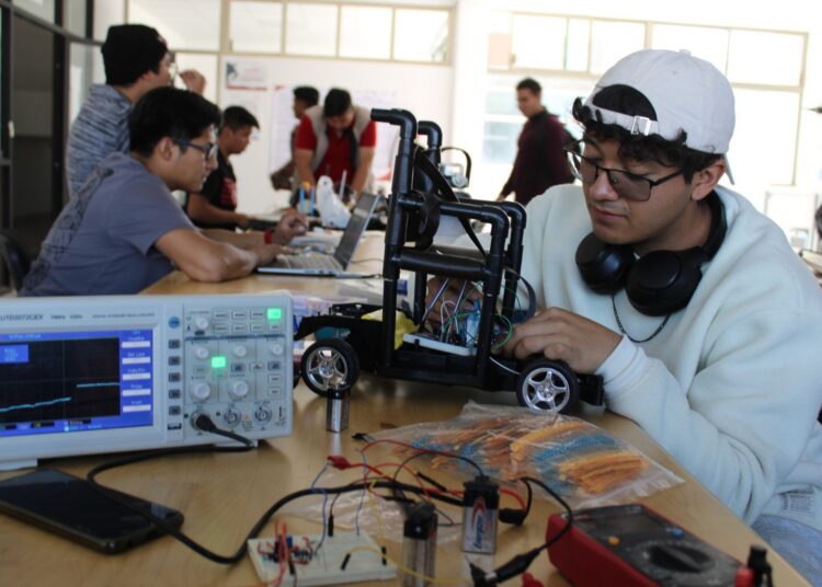 Estudiantes de la UTVAM desarrollan prototipo de silla de ruedas