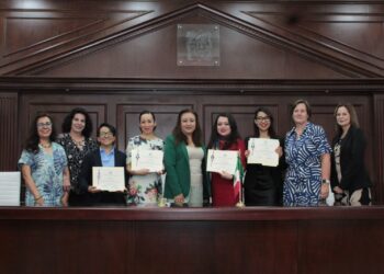 Egresadas destacadas de ICSHu reciben menciones honoríficas