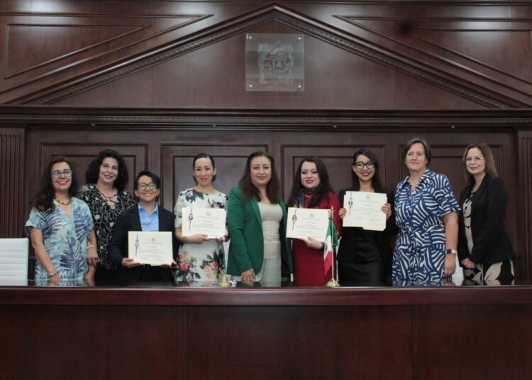 Egresadas destacadas de ICSHu reciben menciones honoríficas