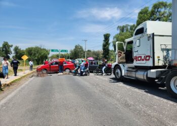 Bloquean carretera Tlaxcoapan-Doxey en exigencia de justicia por atropello