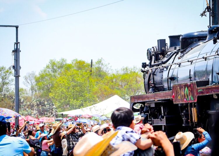 La Emperatriz 2816: Un ícono del ferrocarril cautiva a Nopala de Villagrán