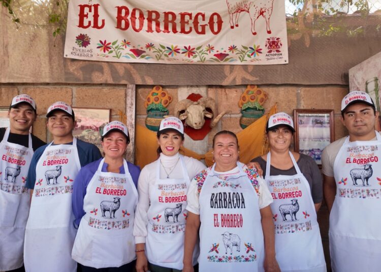 Reyna Mejía, demuestra cómo las mujeres pueden hacer barbacoa