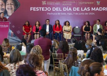 Gobernador reconoce doble rol de las madres en administración del estado de Hidalgo