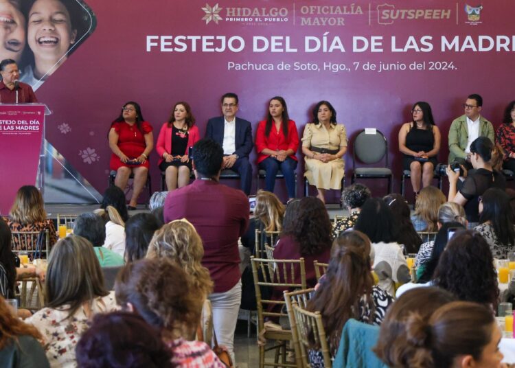 Gobernador reconoce doble rol de las madres en administración del estado de Hidalgo
