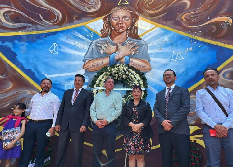 Realizan guardia de honor por el Día de la Libertad de Expresión