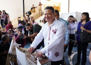 Acude Julio Menchaca a votar: invita a hidalguenses a participar libres y en paz en la jornada electoral