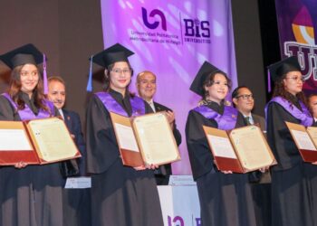 Titular de la SEPH entregó títulos a egresados de la UPMH