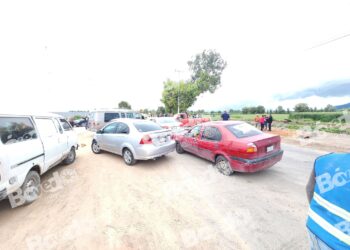 Bloquean carretera Teocalco – Doxey en Tlaxcoapan por disputa por puestos en zona federal