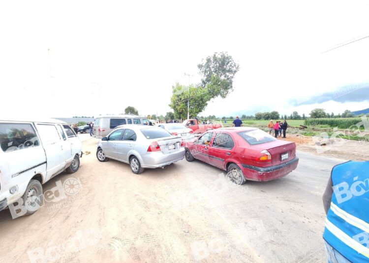 Bloquean carretera Teocalco – Doxey en Tlaxcoapan por disputa por puestos en zona federal