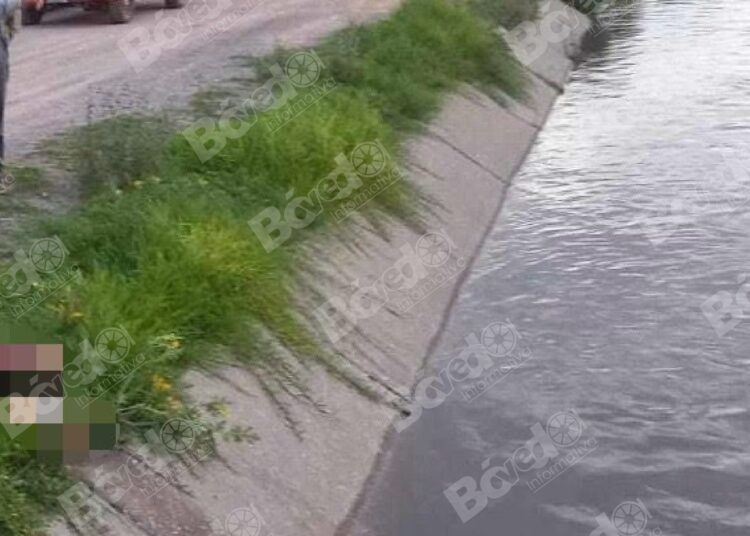 Pareja de motociclistas cae a canal de aguas negras; una mujer pierde la vida
