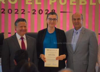 Julio Menchaca felicita a integrantes de la primera generación de la Academia para la Transformación