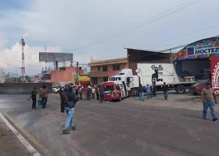 Tráiler sin frenos provoca carambola en “bajada de la muerte”: 10 lesionados