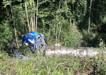 Continúa cerrada la México-Tuxpan entre Puebla e Hidalgo por volcadura de pipa con turbosina