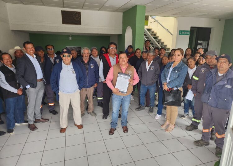 Sindicalizados paran labores y se manifiestan en alcaldía de Tlaxcoapan en agravio a sus derechos
