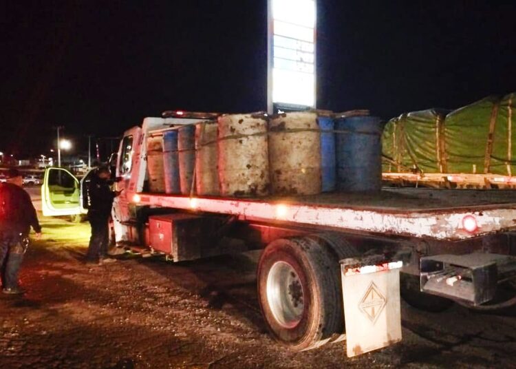 Aseguran vehículo y recuperan más de 5 mil litros de combustible en Cuautepec