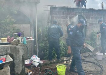 Policía Estatal brinda auxilio para sofocar incendio en vivienda