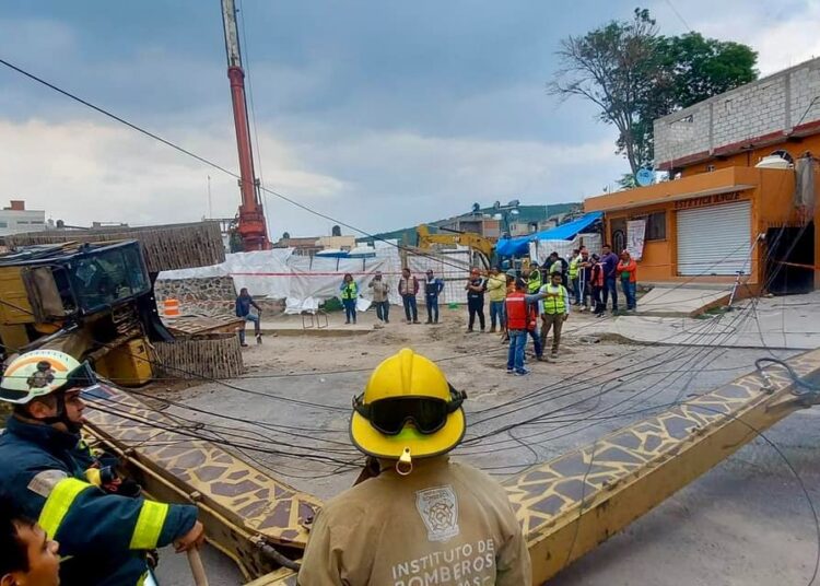 Volcadura de máquina pesada en Tula, causa daños en infraestructura y tráfico