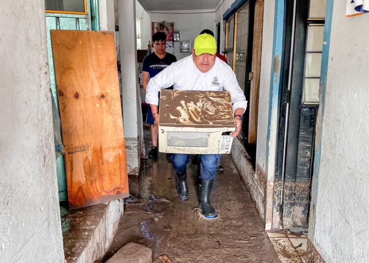 Atienden a vivienda afectada tras fuerte lluvia en Tepeji