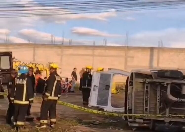 Fuerte volcadura de transporte público deja lesionados en la carretera Pachuca-Actopan
