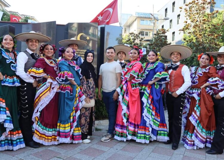 ¡Orgullo Hidalguense! Danza Alma Huasteca lleva el folclor de Tepeji a Turquía