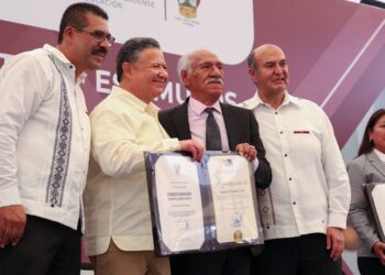 Entregan reconocimientos a docentes hidalguenses por años de servicio