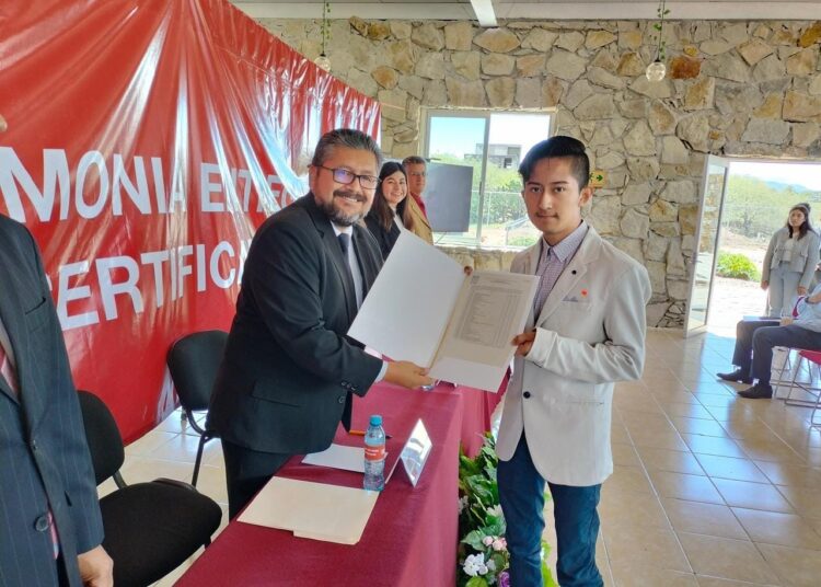 Entrega Prepa 7 certificados a sus egresadas y egresados