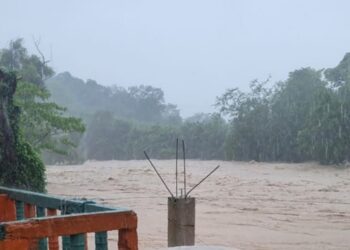 Inundaciones en San Felipe Orizatlán por Onda Tropical 8: Varias familias desalojadas y monitoreo constante