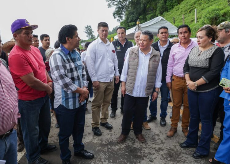 Menchaca supervisa obras y anuncia nuevos proyectos en Tenango de Doria