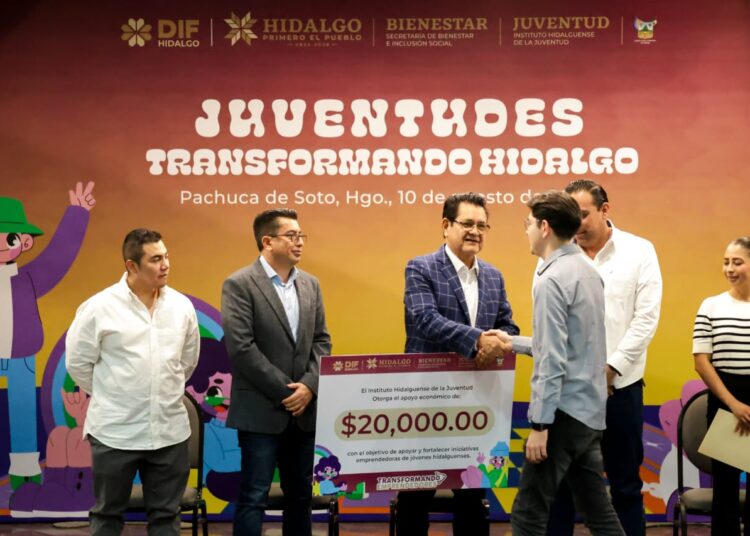 Olivares Reyna entrega apoyos a jóvenes hidalguenses