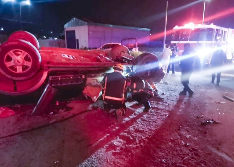 Bomberos rescatan a joven prensado en accidente en Pachuca