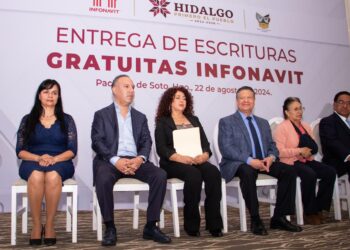 Menchaca y Canek entregan 500 escrituras gratuitas en beneficio de hidalguenses