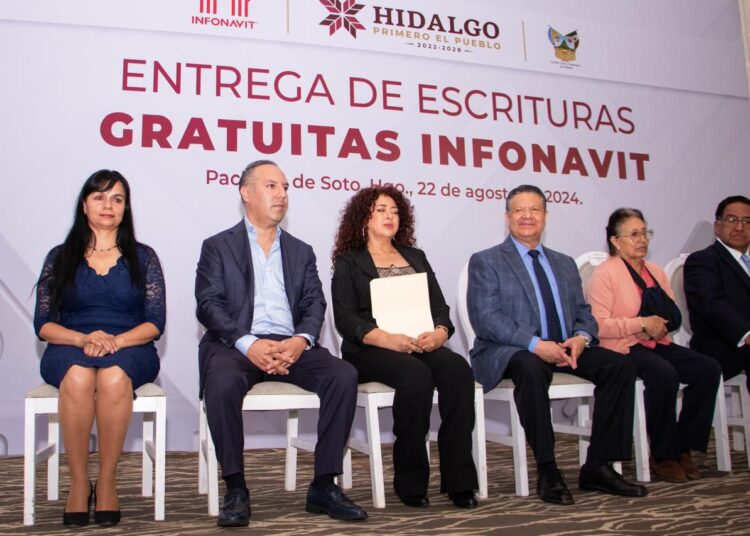 Menchaca y Canek entregan 500 escrituras gratuitas en beneficio de hidalguenses