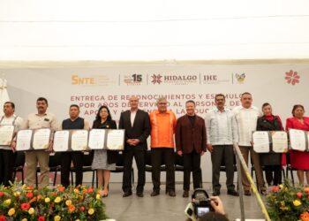 Gobierno de Hidalgo reconoce a personal de apoyo y asistencia a la educación por años de servicio