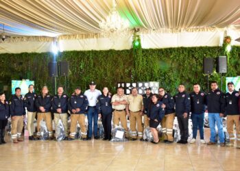 Entregan uniformes a bomberos de Tula de Allende
