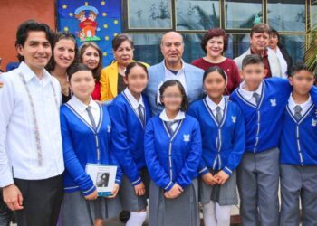 Benefician a estudiantes de telesecundarias con equipos de cómputo