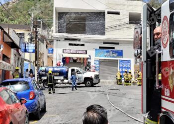 Accidente de pipa de gas en Pachuca provoca pánico tras fuga
