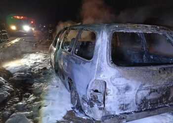 Incendio consume camioneta con presunta carga de hidrocarburo en Epazoyucan