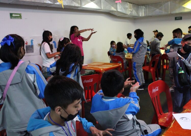 Infantes aprenden lenguaje de señas en talleres de FUL Niños