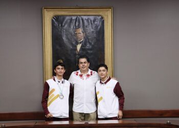 Osiris Leines reconoce a deportistas de taewkwondo de Tulancingo antes de competir en Bahréin