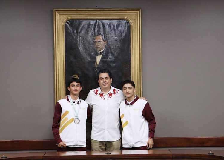 Osiris Leines reconoce a deportistas de taewkwondo de Tulancingo antes de competir en Bahréin