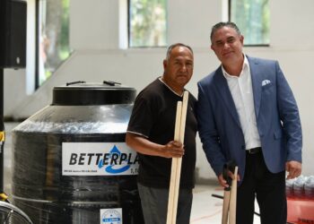 Mario Guzmán entrega herramientas y materiales en beneficio de familias tulenses