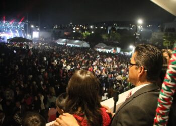 Da Grito de Independencia Eduardo Medécigo en Mineral de la Reforma