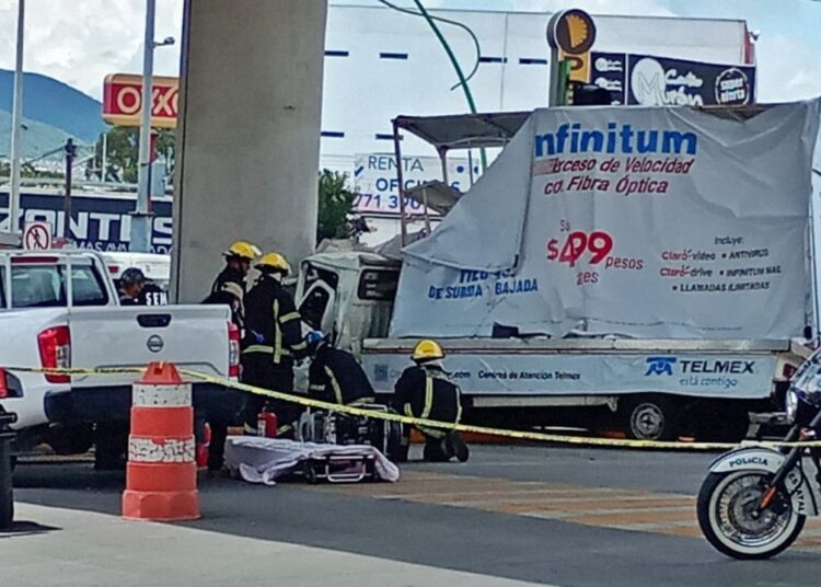 Conductor de vehículo publicitario de Telmex fallece en accidente frente al PRI Chacón