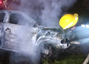 Bomberos sofocaron incendio de auto en carretera Pachuca-Tulancingo