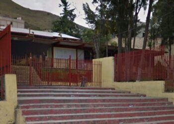 Maestra se desploma desde segundo piso en secundaria de Pachuca