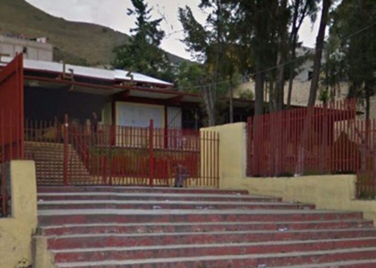 Maestra se desploma desde segundo piso en secundaria de Pachuca