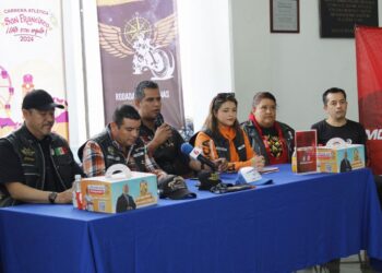 Gran rodada nocturna: velocidad y rock en la feria que Late con Orgullo