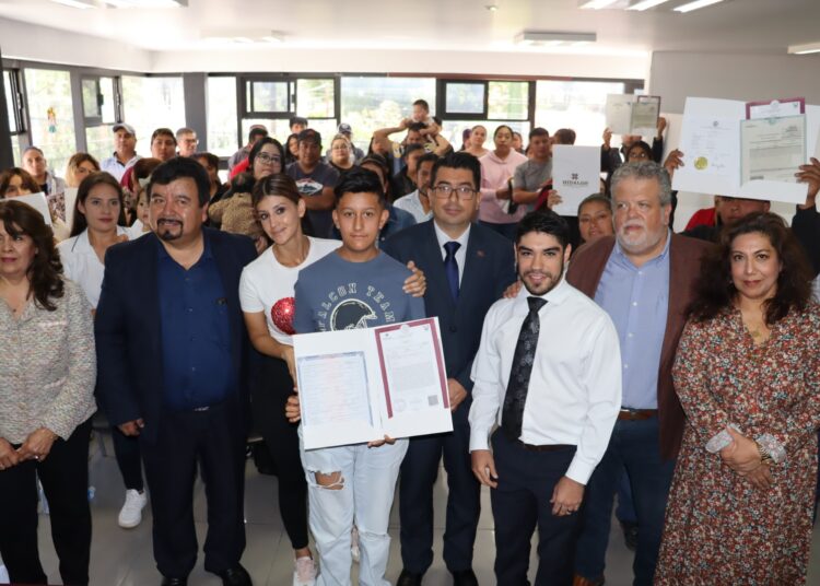 Realizan entrega de actas de doble nacionalidad a hijas e hijos de migrantes